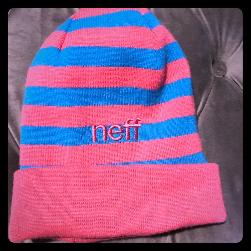 💖Nwot adorable reversible neff beanie 🏂